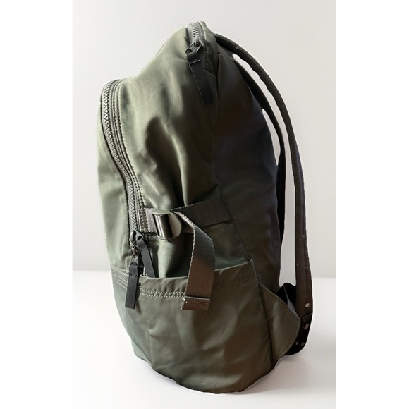 Lululemon New Crew Backpack 22L Laptop Pocket DESIGNED FOR ON THE MOVE - Picture 2 of 10